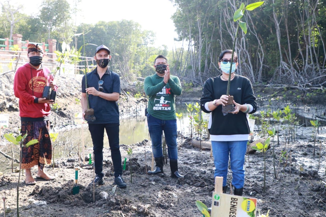 podiumnews.com-Ny. Putri Koster 'Tegur Sapa' Nelayan Patasari